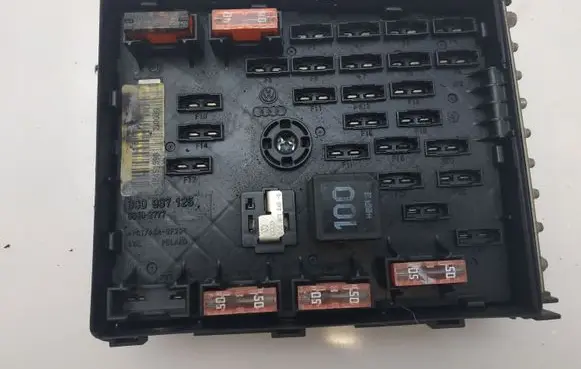 Volkswagen PASSAT B6 Fuse box set 3C0937125