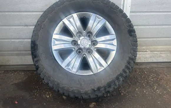 Toyota Hilux (AN10, AN20, AN30) R16 wheel hub/cap/trim 