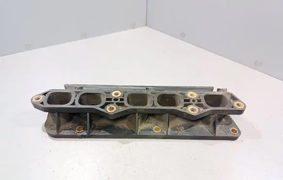 Volkswagen Golf IV Intake manifold 071133204A