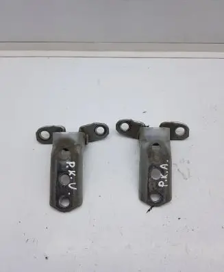 Mitsubishi L200 Front door lower hinge 