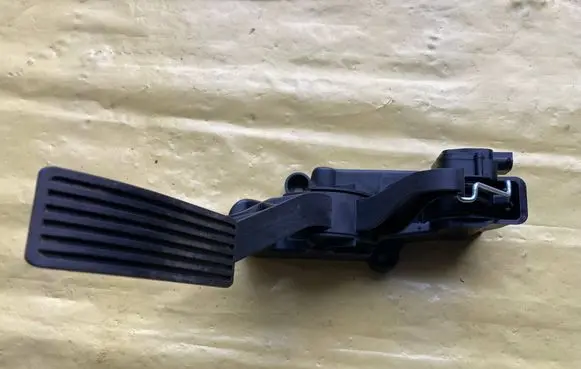 Mercedes-Benz A W169 Accelerator throttle pedal A1693000404 040805 000097