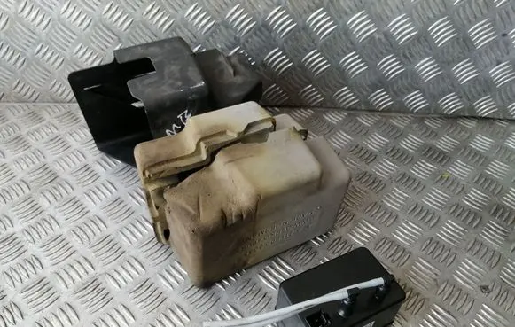 Mercedes-Benz E W211 Central locking vacuum pump 0008002548 A2118050014 A2118000035