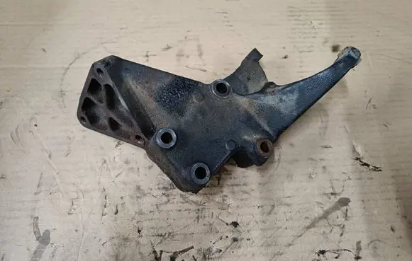 Engine mounting bracket