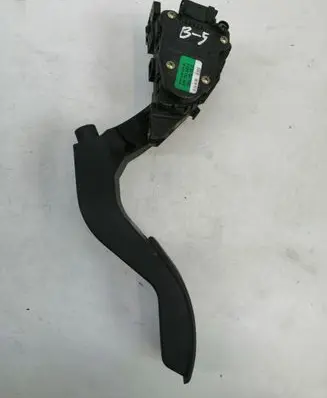 Volkswagen PASSAT B5 Accelerator throttle pedal 8D1721523A