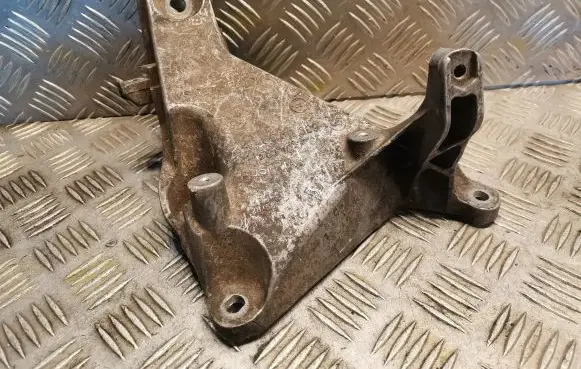 BMW 1 E81 E87 Engine mounting bracket 6760309