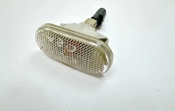 Front fender indicator light
