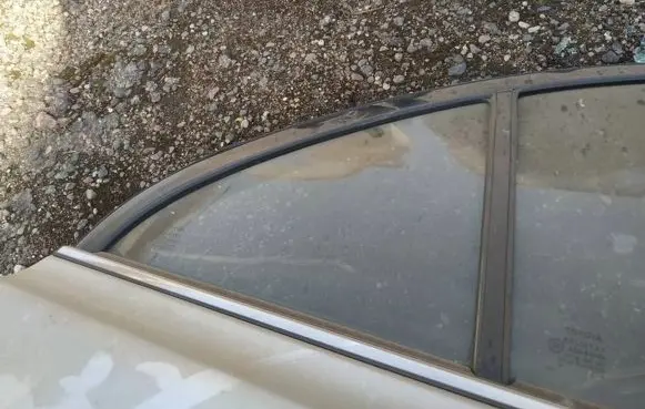 Toyota Avensis T250 Rear vent window glass 
