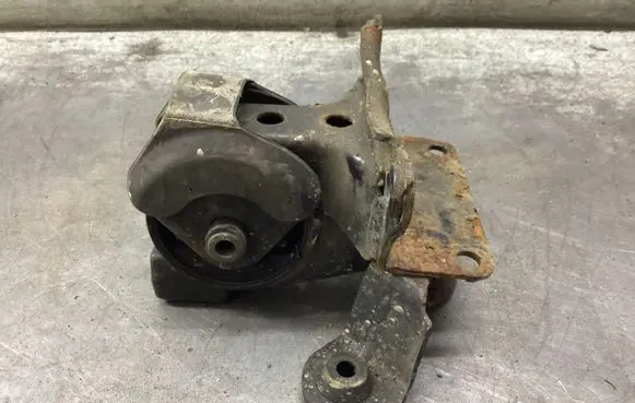 Nissan X-Trail T30 Engine mount bracket