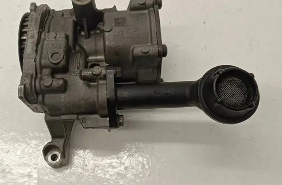 Volkswagen PASSAT B8 Oil pump 