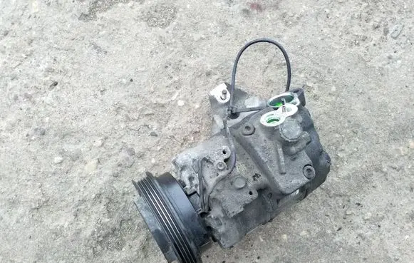 Volkswagen PASSAT B5.5 Air conditioning (A/C) compressor (pump) 8D0260805J