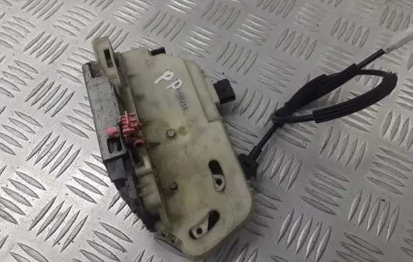 Ford Focus Front door lock 977345-200