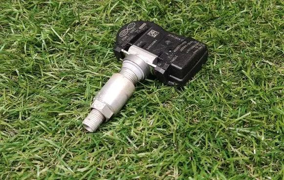 Hyundai Santa Fe Tire pressure sensor 529333N000 529332M550