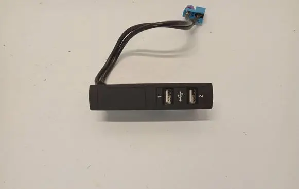 Mercedes-Benz S W222 USB socket connector A2228200915 20645281