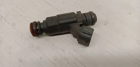 Audi A8 S8 D3 4E Fuel injector 079133551B
