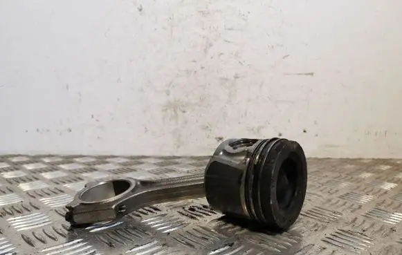 KIA Sportage Piston with connecting rod