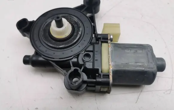 Volkswagen T-Roc Front door window regulator motor 5Q0959802A 0130822714