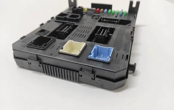 Peugeot 607 Fuse module 281133963A1