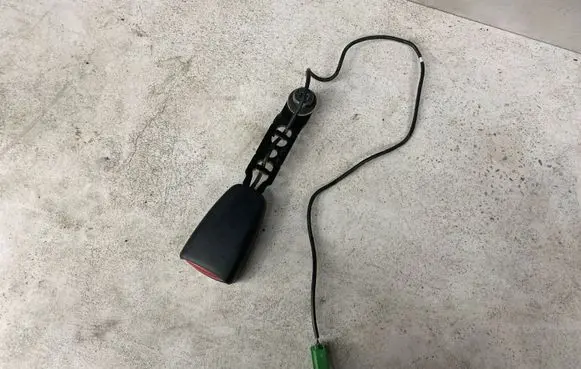 Volvo XC70 Front seatbelt buckle 615580