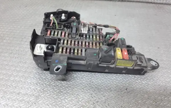 BMW 5 E60 E61 Fuse module 6906588
