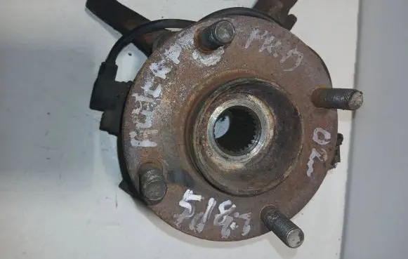 Nissan Almera Tino Front wheel hub