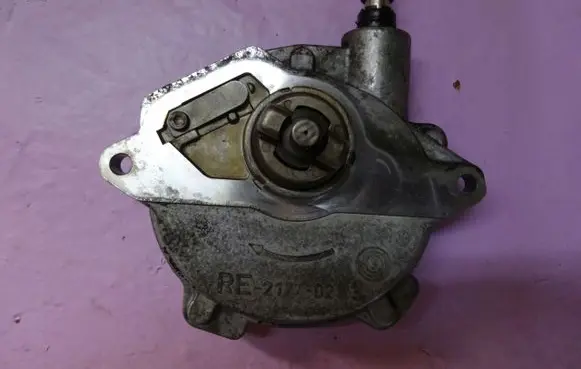 Mercedes-Benz C W203 Vacuum pump A2712300985