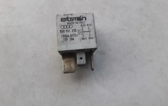 Volkswagen PASSAT B5 Other relay 8d0951253
