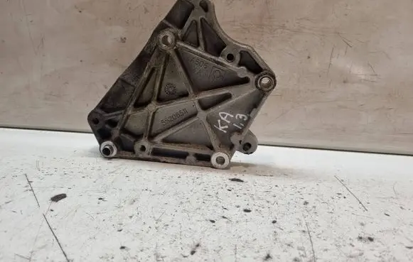 Engine mounting bracket