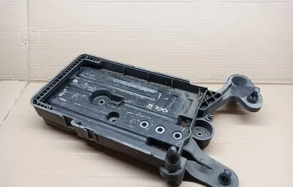 Skoda Octavia Mk3 (5E) Battery tray 5Q0915321G 5Q0915331H