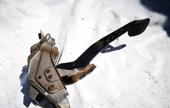 Chrysler Sebring (JS) Brake pedal