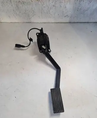 Accelerator throttle pedal