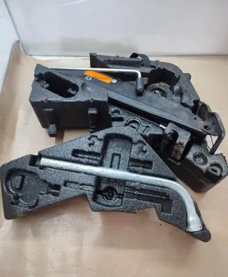 Volkswagen Touareg I Tool set 7L0012112
