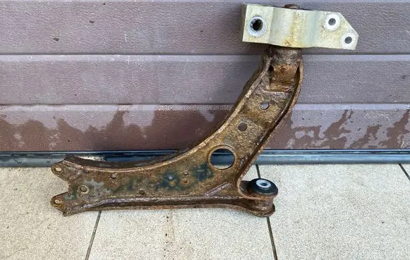 Volkswagen Golf V Front lower control arm/wishbone 1K0199231J
