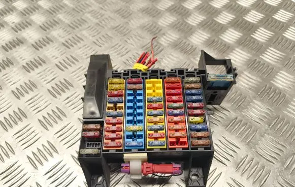 Audi A8 S8 D2 4D Fuse module 4D0941824
