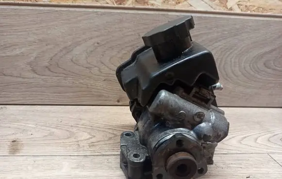 Mercedes-Benz E W211 Power steering pump A6112300115
