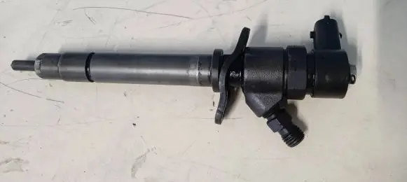 Volvo S80 Fuel injector 8658352