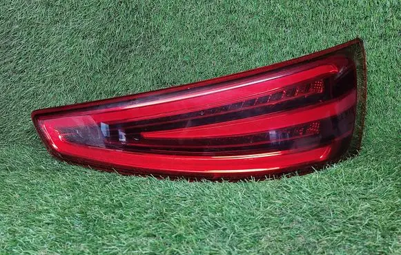 Tailgate rear/tail lights