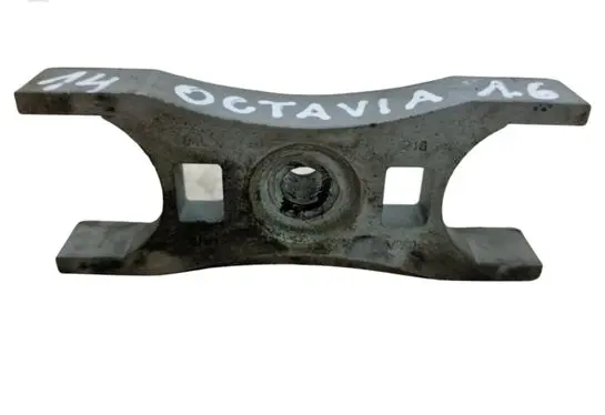 Skoda Octavia Mk3 (5E) Fuel Injector clamp holder 04L216