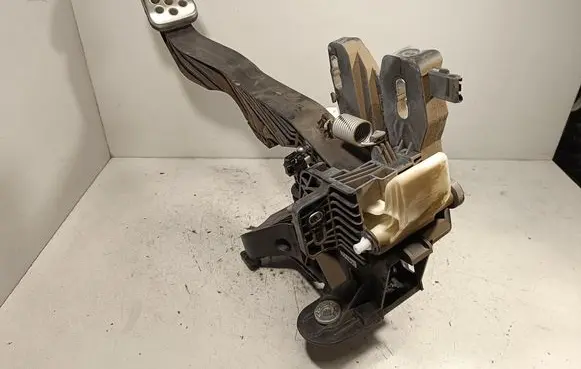 Opel Insignia B Clutch pedal 84201829