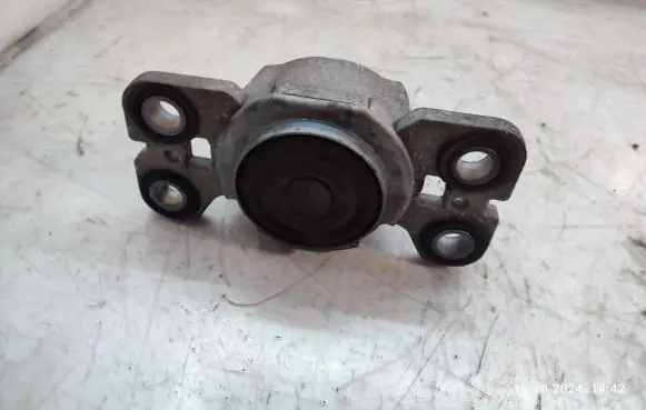 Volvo XC60 Engine mount bracket