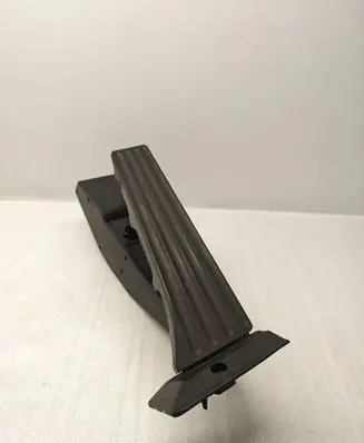 Accelerator throttle pedal