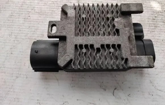 Ford Focus Fan control module 940002906 500015604912