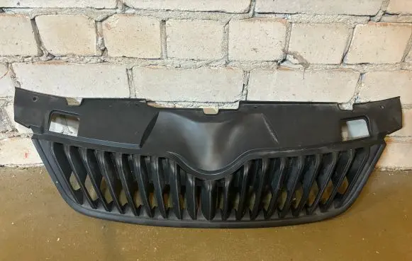 Skoda Fabia Mk2 (5J) Front bumper upper radiator grill 5J0853668B