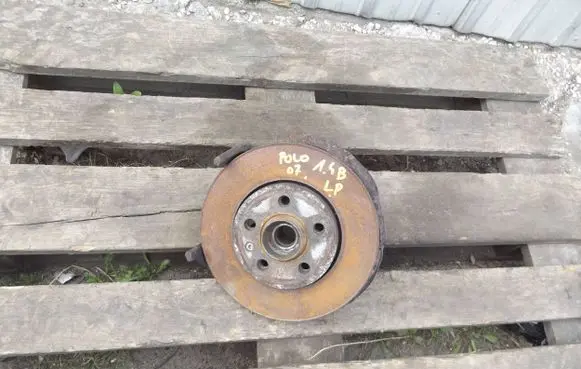 Volkswagen Cross Polo Front wheel hub spindle knuckle