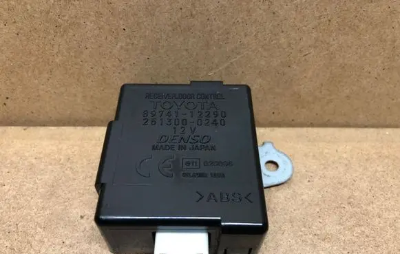 Toyota Corolla E120 E130 Door control unit/module 8974112290 2513000240