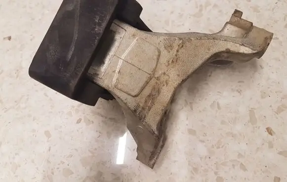 Honda CR-V Engine mount bracket