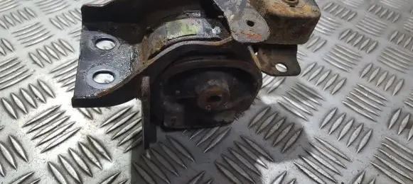 Toyota Corolla Verso E121 Engine mount bracket