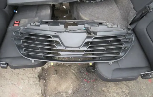Renault Trafic III (X82) Front bumper upper radiator grill