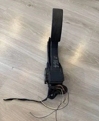 Mercedes-Benz ML W164 Accelerator throttle pedal A1643000004 ZGS008 1643000004