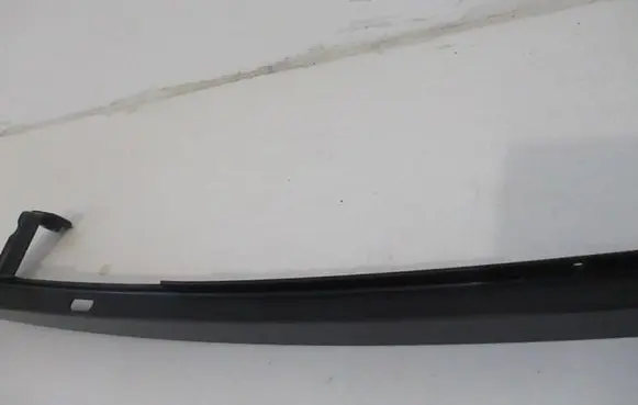 Renault Megane III Rear door windshield rail 822300011R