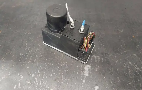 Audi A3 S3 8L Central locking vacuum pump 8D0862257B